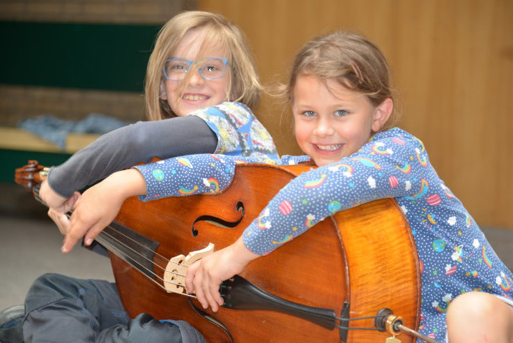 zwei Mädchen spielen auf einem Instrument am Basstag 2021 in Rheinfelden